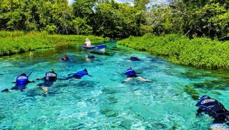 Turistas durante flutuação em Rio de Bonito