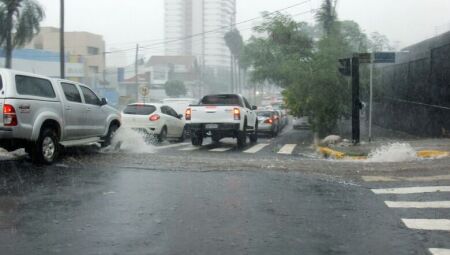 Carros no trânsito durante chuva forte em Campo Grande