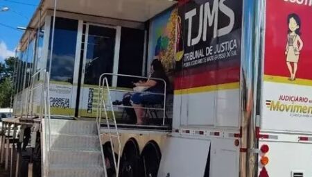 Carreta durante atendimento à população. Foto: TJ/MS