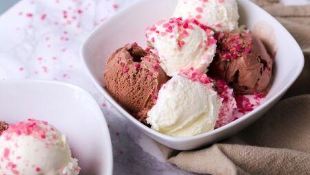 Jovem usa pedaço de madeira para ameaçar clientes e roubar pote de sorvete em Dourados