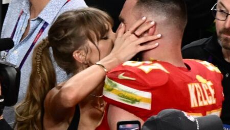 Taylor Swift e Kelce comemoram a vitória dos Chiefs