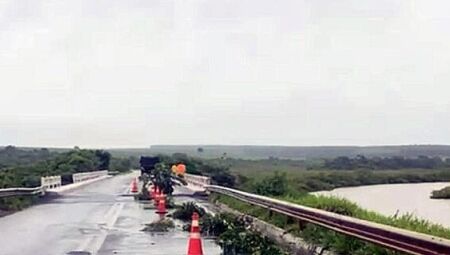 Ponte na rodovia MS-295, entre Iguatemi e Tacuru interditada devido aos estragos causados pela chuva