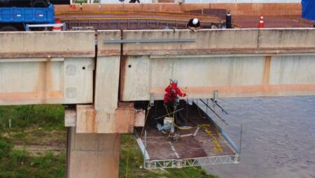 Reparos da ponte sobre o rio Paraguai
