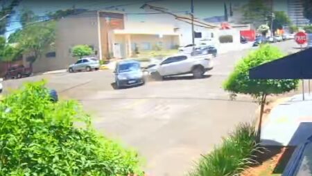 JD1TV: Carro roda após motorista invadir a preferencial e ser atingido por caminhonete