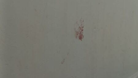 Sangue deixado na parede pelas partes durante a briga
