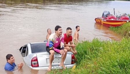 Motorista cai com o carro dentro do Rio Taquari ao se perder em Coxim