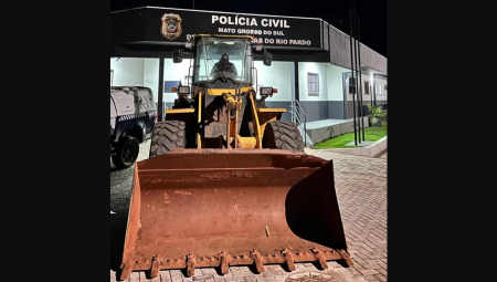 Pá carregadeira furtada em dezembro é recuperada pela polícia de Ribas do Rio Pardo