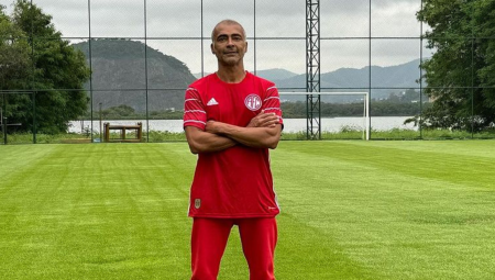 Romário assina com clube que preside e pode voltar aos campos