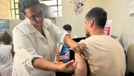 O município é o único do Brasil com a imunização contra a dengue feita em massa e de graça