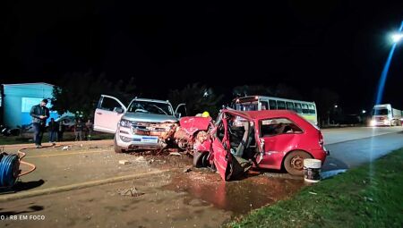 Carros ficaram destruídos com o acidente