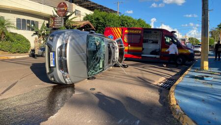 AGORA: Acidente termina com carro capotado no Chácara Cachoeira