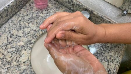 Higienizar as mãos por um minuto pode evitar contrair vírus da gripe