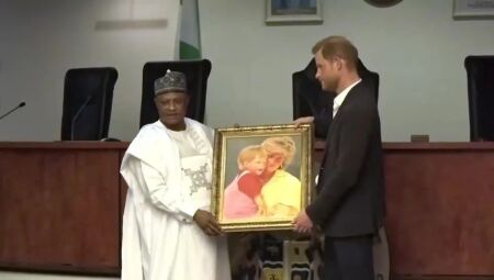 Príncipe Harry recebe retrato da princesa Diana