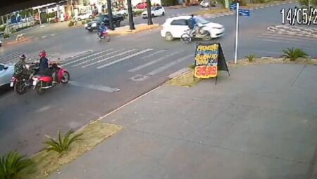 JD1TV: De bicicleta elétrica, jovem fura sinal e atinge carro em avenida de Três Lagoas