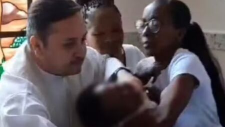JD1TV: Padre dá puxão em bebê pelo pescoço durante batismo e revolta família