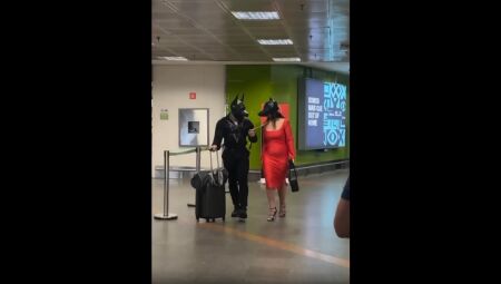 Au-au: Casal viraliza ao andarem com máscaras de cachorro no aeroporto de Brasília