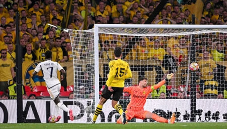 Vini Jr é o primeiro brasileiro a marcar gol em duas finais da Champions League