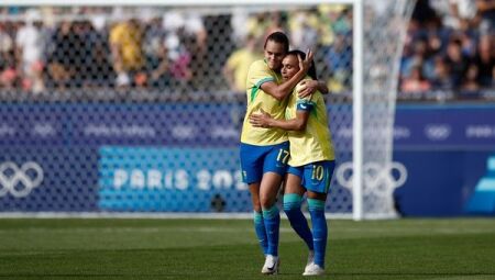 Marta e Jheniffer no jogo contra o Japão