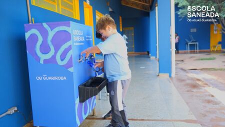 Escola da comunidade Aguão ganha rede de esgoto em Campo Grande