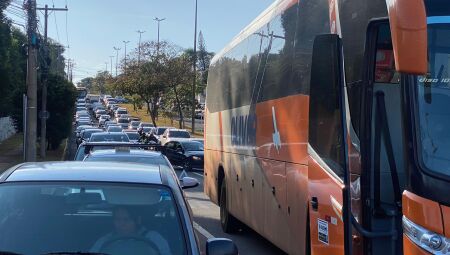Trânsito está bastante lento na Mato Grosso perto da Via Park