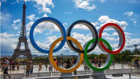 Símbolo olímpico em frente à Torre Eiffel