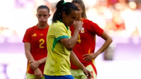 Marta ao ser expulsa na partida contra a Espanha