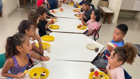 Crianças e adolescentes que fazem parte da instituição