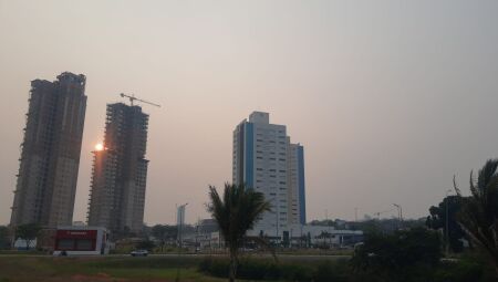 Sol aparece em meio a fumaça no céu de Campo Grande