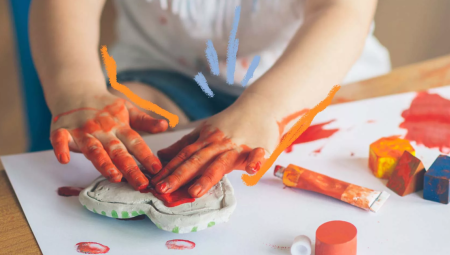 Criança brincando com tinta