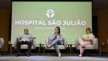 Presidente do São Julião, Carlos Melke, prefeita Adriane Lopes e sua candidata a vice, Dra. Camilla