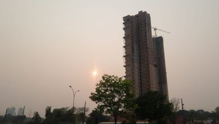 Céu de Campo Grande voltou a amanhecer enfumaçado