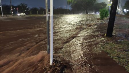 Alagamentos aconteceram em vários pontos de Campo Grande