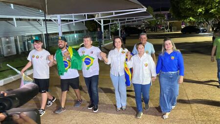 Adriane Lopes, a senadora Tereza Cristina, a Vice Dr. Camilla, o marido Lídio Lopes e os filhos