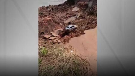 Deslizamento de um barranco na comunidade Terra Preta