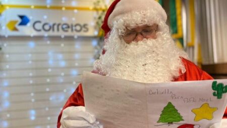 Papai Noel com as cartinhas dos Correios