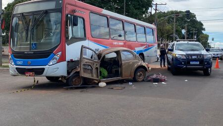 JD1TV: Fusca bate contra ônibus e passageiro fica em estado gravíssimo no Universitário