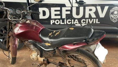 Polícia aborda homens ao vê-los empurrando moto e descobre que placas são falsas