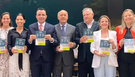 Equipe da Agems durante evento para lançamento de livro científico