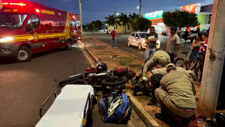 Biz invade pista e causa acidente envolvendo dois carros e outra moto em Nova Andradina