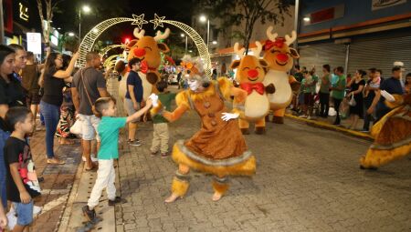 Parada Natalina acontece na Rua 14 de Julho nesta terça-feira