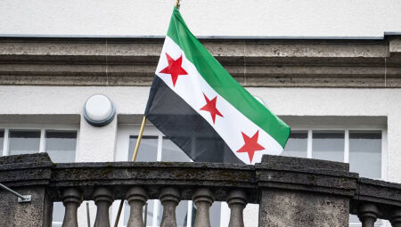 Síria adota nova bandeira após o fim do regime de Bashar al-Assad