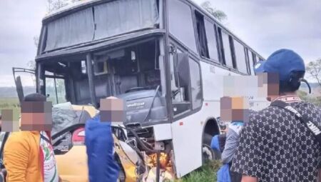 Homem morre em colisão frontal entre carro e ônibus na MS-295