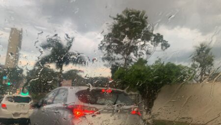V&Iacute;DEO: Vai melar o churras? Primeira chuva do ano chega e tem risco de temporal na Capital