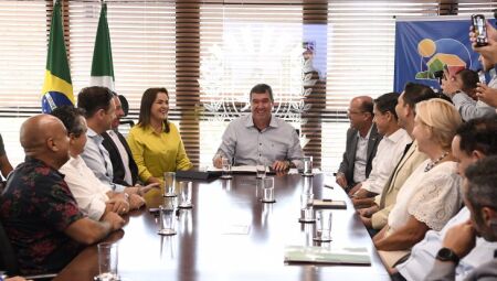  prefeita Adriane Lopes ao lado do governador durante assinatura