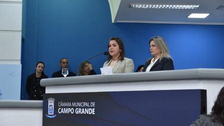 Prefeita Adriane Lopes ao lado de sua vice, Dra. Camilla