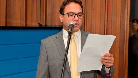 Parlamentar durante discurso na ALEMS