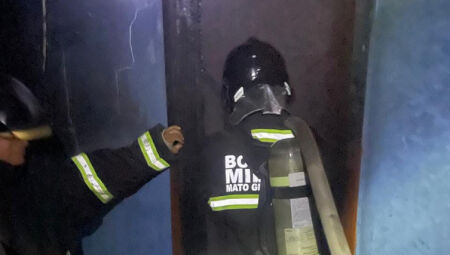 Quarto de casa fica destruído após pegar fogo em Corumbá