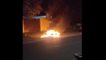 Motocicleta ficou totalmente destruída