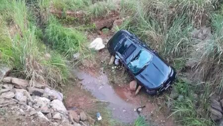 BMW caiu no córrego durante acidente