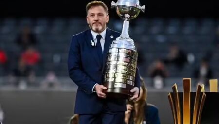 Alejandro Domínguez, presidente da Conmebol, carregando a taça da Libertadores 